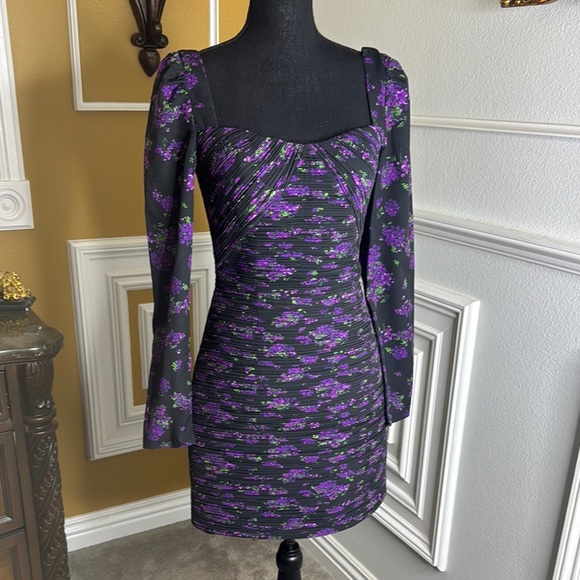 GIULIA
AMUR PLEATED FLORAL BODYCON MINI DRESS IN HYDRANGEA BERRY - Picture 5 of 14